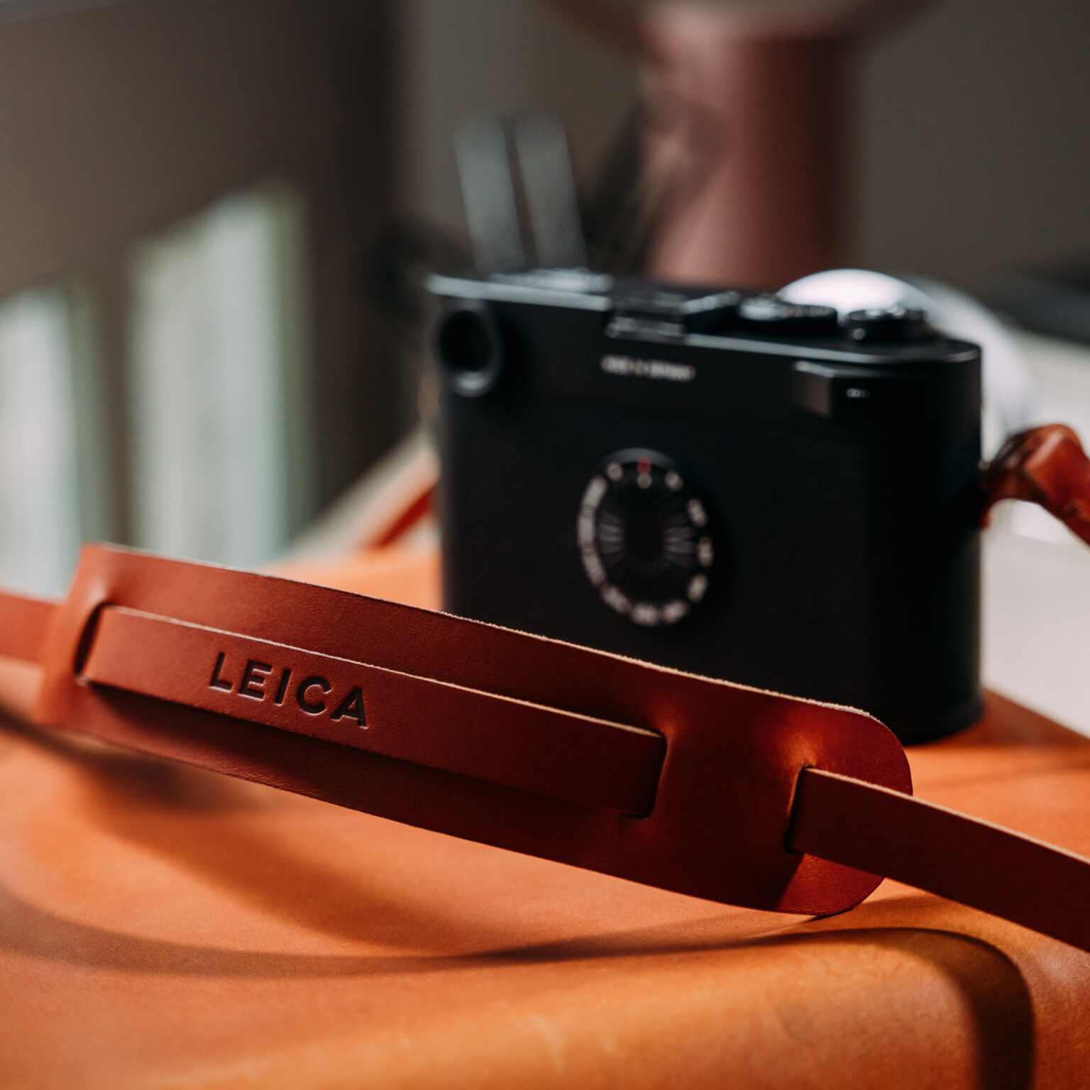 Leica Carrying Strap With Shoulderpad Cognac