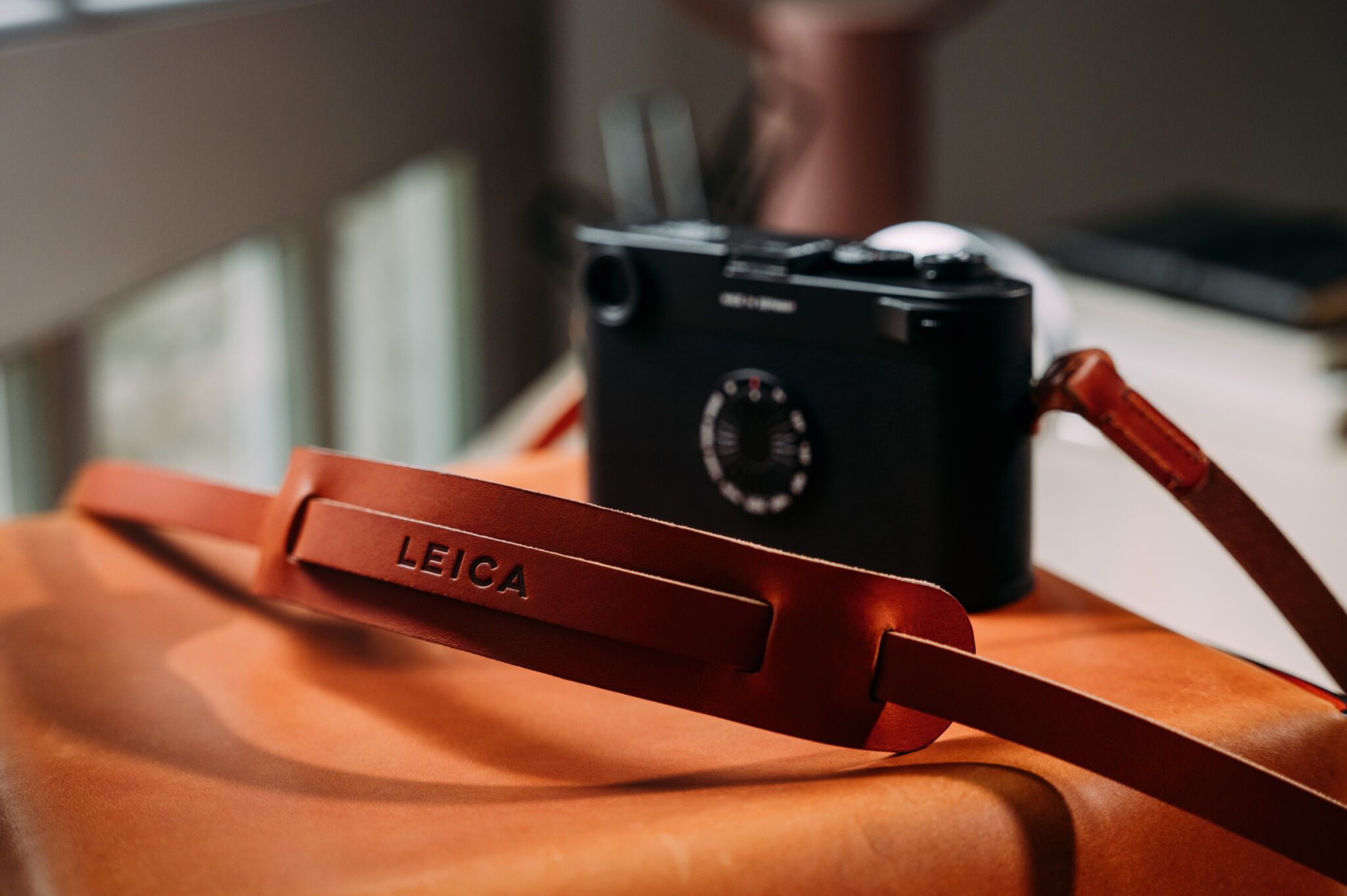 Leica Carrying Strap With Shoulderpad Cognac